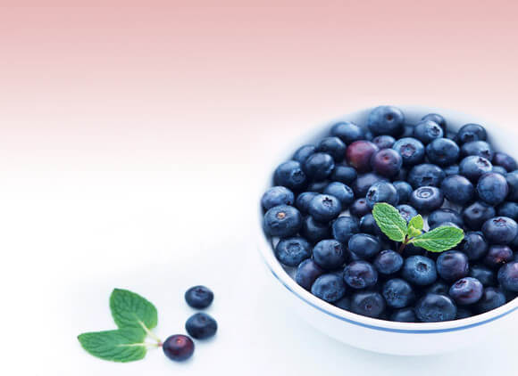 吃饭的时候来一杯蓝莓酒，解腻又健康！1
