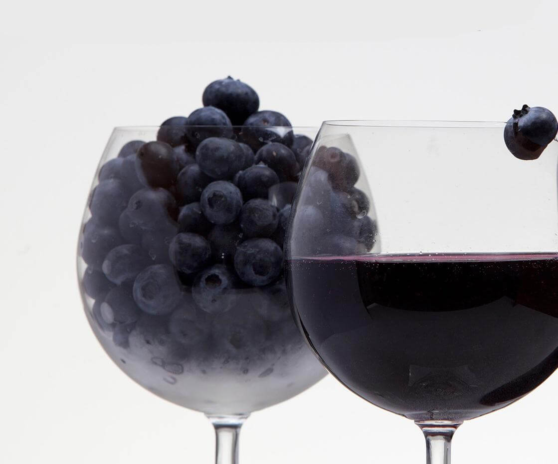 吃饭的时候来一杯蓝莓酒，解腻又健康！2