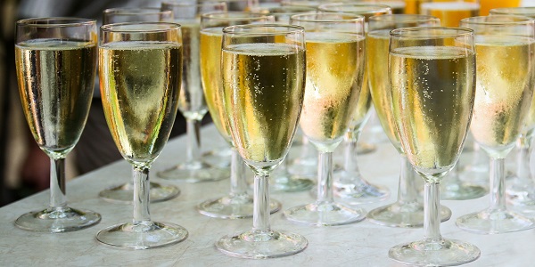 雪碧中的泡泡与香槟中的泡泡有什么区别？