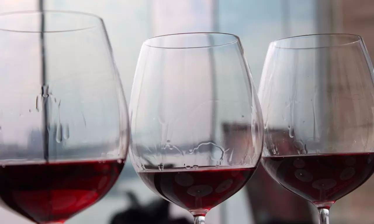 葡萄酒挂杯，能判断出酒的品质吗？